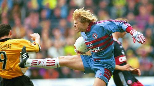 Oliver Kahn gestikuliert emotional während eines Spiels zwischen dem FC Bayern und Borussia Dortmund