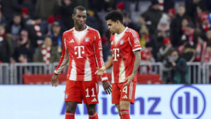 Nicolas Jackson im Trikot des FC Bayern München gestikuliert auf dem Spielfeld