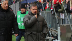 Max Eberl auf einer Pressekonferenz des FC Bayern München am Mikrofon
