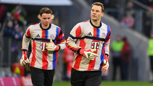 Manuel Neuer und Jonas Urbig beim Aufwärmen vor einem Spiel des FC Bayern München