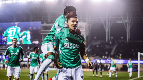 Malick Thiaw im Trikot von Newcastle United beobachtet das Spielgeschehen