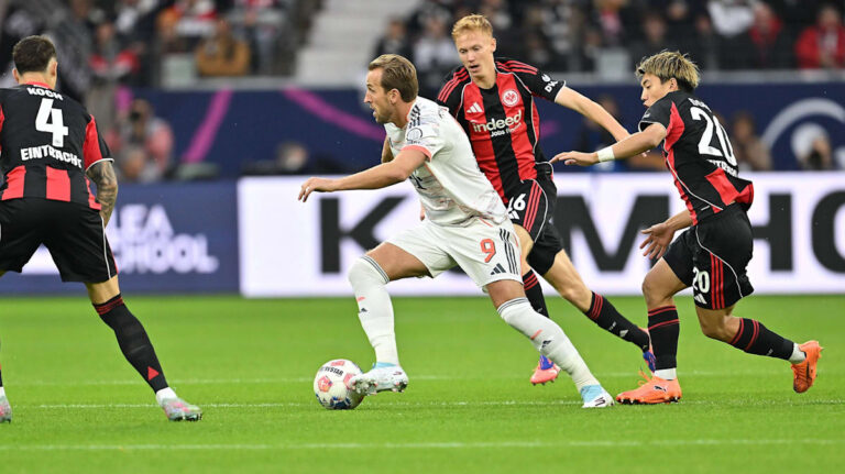 Harry Kane vom FC Bayern München jubelt nach einem Tor in der Allianz Arena