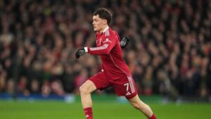 Florian Wirtz im Trainingsoutfit des FC Liverpool auf dem Rasen