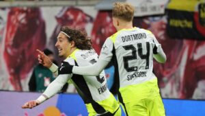 Fabio Silva jubelt nach seinem späten Ausgleichstor für Borussia Dortmund gegen RB Leipzig