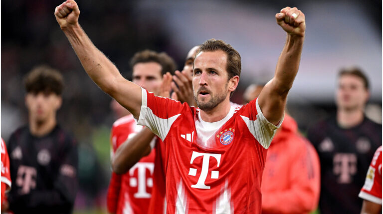 Jubelnde Spieler des FC Bayern München in der Allianz Arena