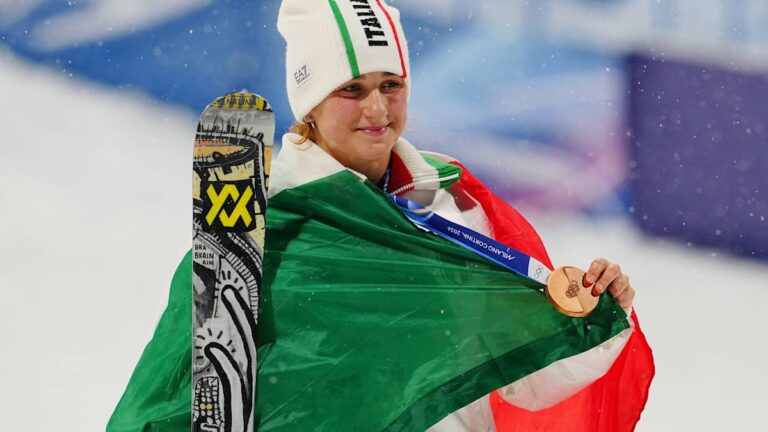 Flora Tabanelli jubelt im Zielbereich nach ihrem Bronze-Gewinn im Big Air bei den Olympischen Spielen