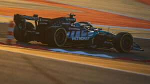 Nico Hülkenberg im Rennanzug des Audi-Teams im Gespräch mit Ingenieuren in der Boxengasse