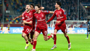 Jubelnde Spieler von Fortuna Düsseldorf nach dem 2:1 Sieg gegen VfL Bochum