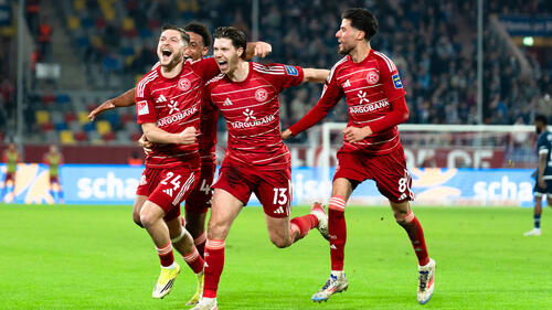 Jubelnde Spieler von Fortuna Düsseldorf nach dem 2:1 Sieg gegen VfL Bochum