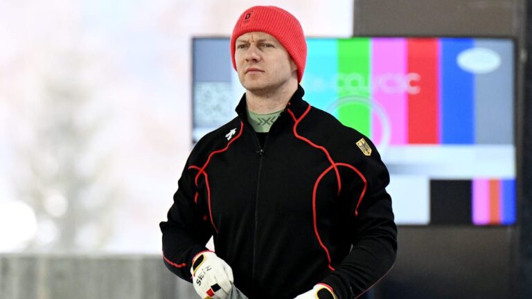 Francesco Friedrich konzentriert im Cockpit seines Viererbobs vor dem Start im Eiskanal