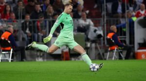 Manuel Neuer im Trikot des FC Bayern München gestikuliert während eines Spiels und gibt Anweisungen