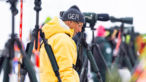 Erik Lesser in Biathlon-Rennkleidung am Schießstand, konzentriert beim Anschlag
