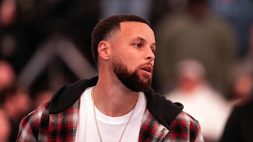 Stephen Curry von den Golden State Warriors im Trikot auf dem Spielfeld