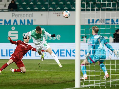 Jubelnde Spieler von Greuther Fürth nach dem Treffer gegen Arminia Bielefeld