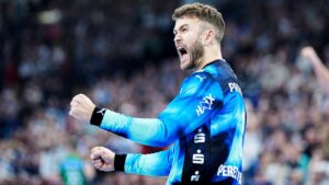 Jubelnde Spieler des THW Kiel feiern den Sieg gegen Magdeburg mit Torwart Gonzalo Perez de Vargas