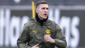 Nico Schlotterbeck im Trikot von Borussia Dortmund wirkt nachdenklich auf dem Spielfeld