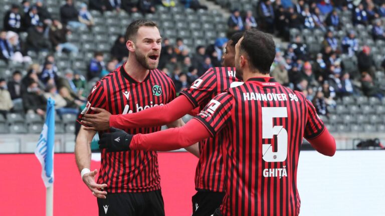 Jubelnde Spieler von Hannover 96 um Torschütze Benjamin Källman im Berliner Olympiastadion