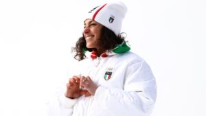 Federica Brignone jubelt mit Goldmedaille im Zielraum der Olympischen Winterspiele in Cortina