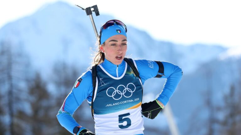 Lisa Vittozzi jubelt über den Gewinn der Goldmedaille in der Biathlon-Verfolgung in Antholz