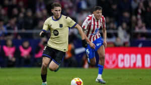Trainer Hansi Flick steht mit enttäuschtem Gesichtsausdruck an der Seitenlinie im Stadion von Atlético Madrid