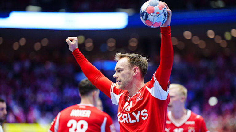 Mathias Gidsel im Trikot der Füchse Berlin beim Wurf im Sprung