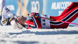 Johannes Hösflot Kläbo jubelt im Zielbereich nach seinem Gold-Lauf über 10 Kilometer