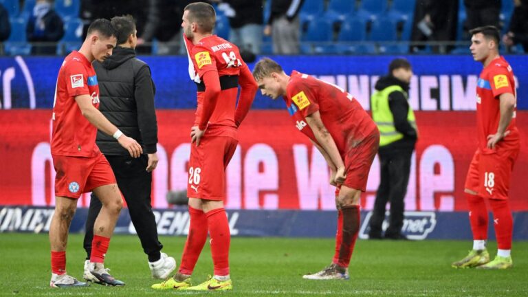 Enttäuschte Spieler von Holstein Kiel auf dem Rasen nach einer Niederlage im Holstein-Stadion
