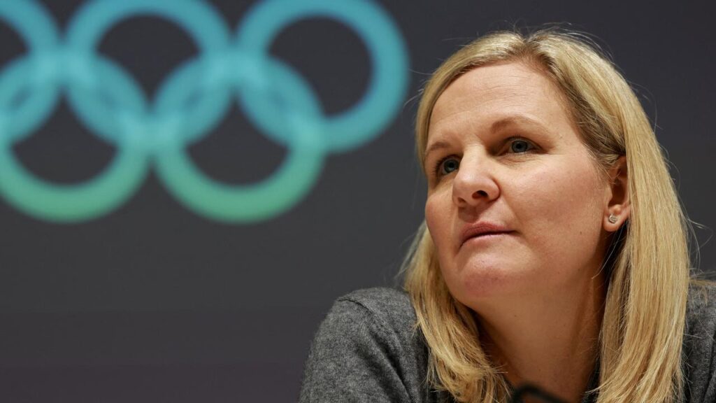 Skeleton-Fahrer Wladyslaw Heraskewytsch hält seinen Helm mit Porträts ukrainischer Athleten