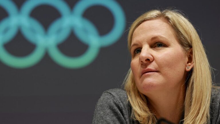 Skeleton-Fahrer Wladyslaw Heraskewytsch hält seinen Helm mit Porträts ukrainischer Athleten