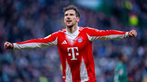 Leon Goretzka im Trikot des FC Bayern München gestikuliert auf dem Spielfeld