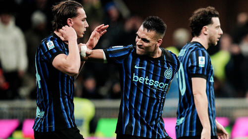 Piotr Zielinski jubelt nach seinem späten Siegtor für Inter Mailand im Spiel gegen Juventus Turin