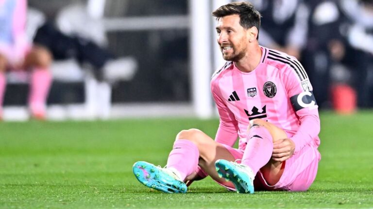 Lionel Messi im Trikot von Inter Miami senkt enttäuscht den Kopf während des MLS-Spiels gegen Los Angeles FC