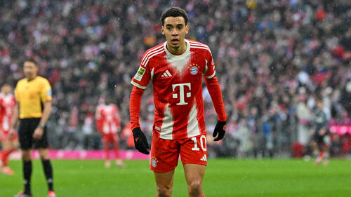 Jamal Musiala im Trikot des FC Bayern München am Ball während eines Bundesligaspiels