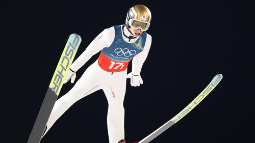 Skispringer Jan Hörl jubelt im Zielbereich über seinen Erfolg