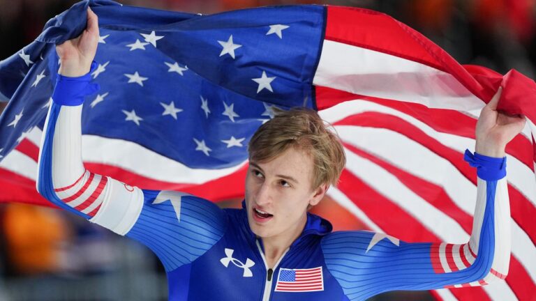 Eisschnellläufer Jordan Stolz winkt dem Publikum nach seinem Gold-Gewinn bei Olympia 2026 zu
