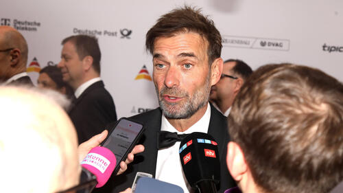 Jürgen Klopp als Head of Global Soccer im Gespräch mit einem Spieler im Red Bull Trainingszentrum