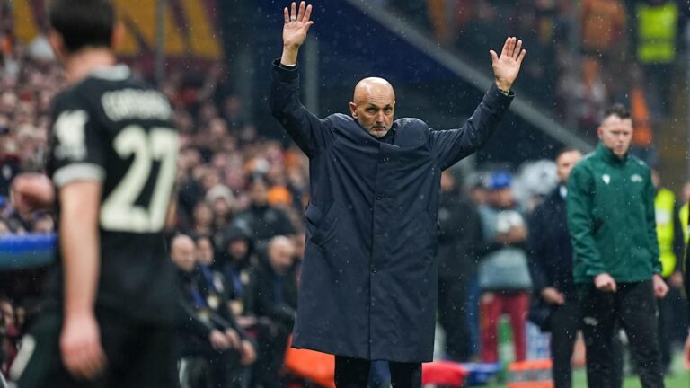 Luciano Spalletti gestikuliert unzufrieden an der Seitenlinie während des Spiels gegen Galatasaray