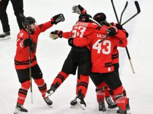 Nathan MacKinnon jubelt im kanadischen Trikot nach seinem entscheidenden Tor gegen Finnland