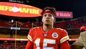 Patrick Mahomes im Trikot der Kansas City Chiefs auf dem Spielfeld