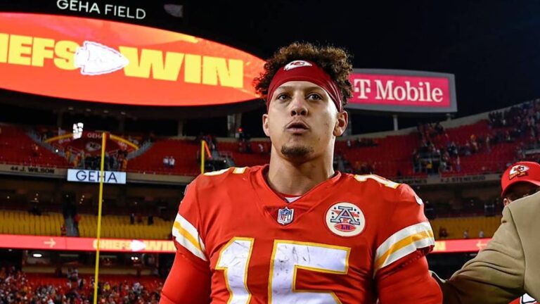 Patrick Mahomes im Trikot der Kansas City Chiefs auf dem Spielfeld