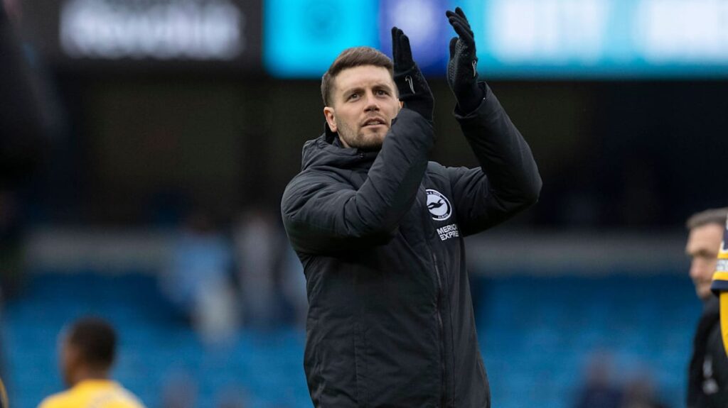 Fabian Hürzeler an der Seitenlinie von Brighton & Hove Albion gestikulierend während eines Spiels