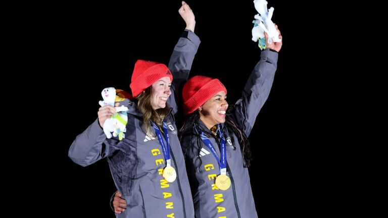 Laura Nolte und Deborah Levi jubeln ausgelassen mit ihrer Goldmedaille im Zweierbob