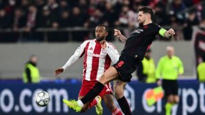 Robert Andrich von Bayer Leverkusen gestikuliert entschlossen auf dem Spielfeld während eines Champions League Spiels