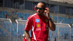 Lewis Hamilton im Ferrari-Rennanzug an der Rennstrecke