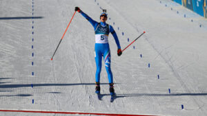 Lisa Vittozzi jubelt über ihre Goldmedaille im Biathlon-Stadion von Antholz