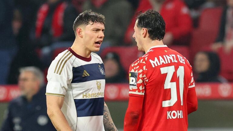 Nadiem Amiri von Mainz 05 im intensiven Zweikampf mit einem HSV-Spieler während des Bundesliga-Spiels