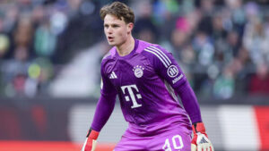 Jonas Urbig im Torwarttrikot des FC Bayern München fokussiert auf dem Platz