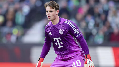 Jonas Urbig im Torwarttrikot des FC Bayern München fokussiert auf dem Platz