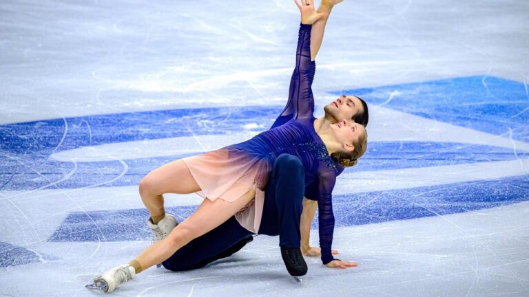 Eiskunstlauf-Paar Minerva Hase und Nikita Volodin konzentriert bei einer Hebefigur auf dem Eis