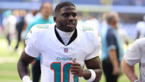Tyreek Hill im Trikot der Miami Dolphins blickt während eines NFL-Spiels konzentriert auf das Spielfeld